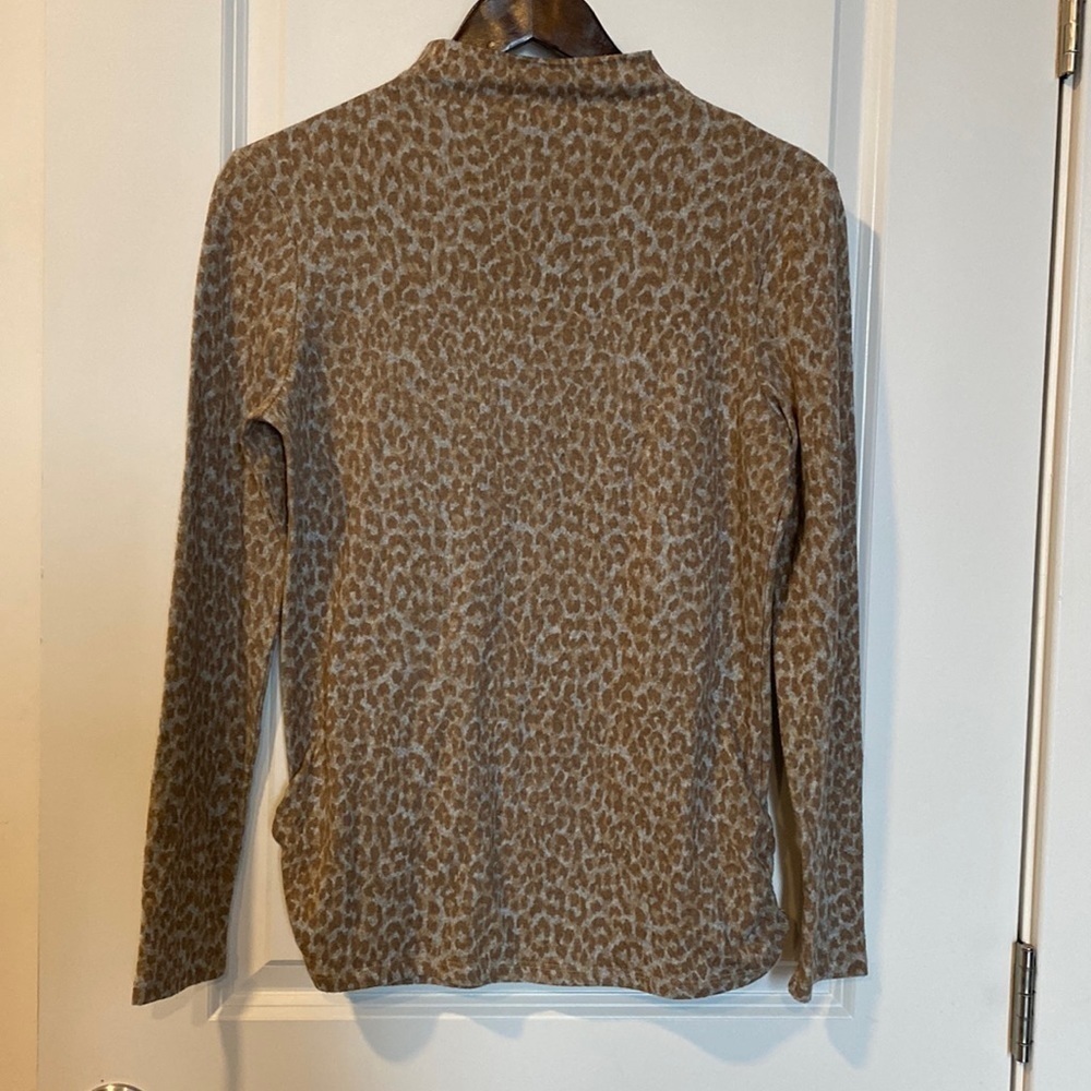 SOFT Leopard print super cute and comfy long sleeve mock turtleneck. Poly/spandx